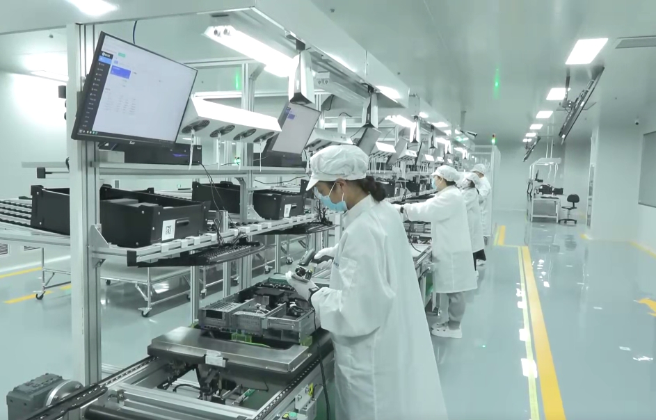 雄安新區(qū)首條信創(chuàng)產(chǎn)品數(shù)字化產(chǎn)線上，工作人員正在進(jìn)行個(gè)性化裝配。雄安百信信息科技有限公司供圖