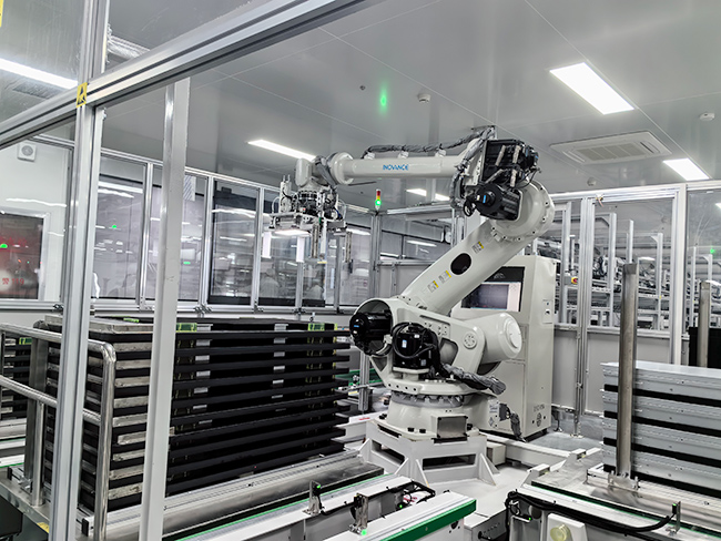 雄安新區(qū)首條信創(chuàng)產(chǎn)品數(shù)字化產(chǎn)線自動(dòng)化裝配作業(yè)。雄安百信信息科技有限公司供圖