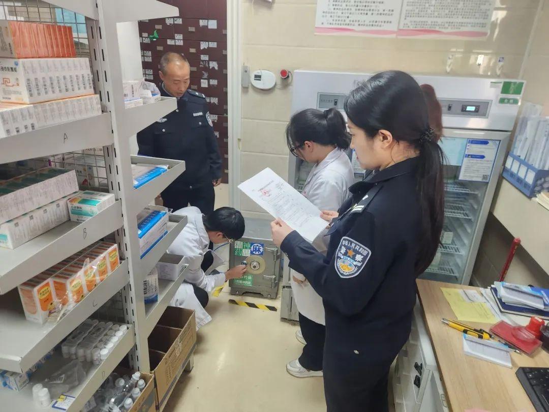 檢查組查看藥品銷售數(shù)據(jù).jpg