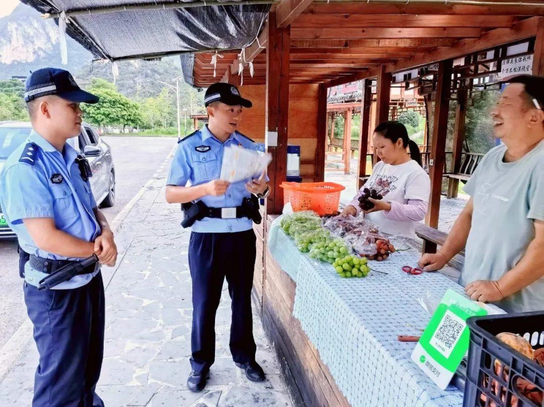 民警進行調解.jpg
