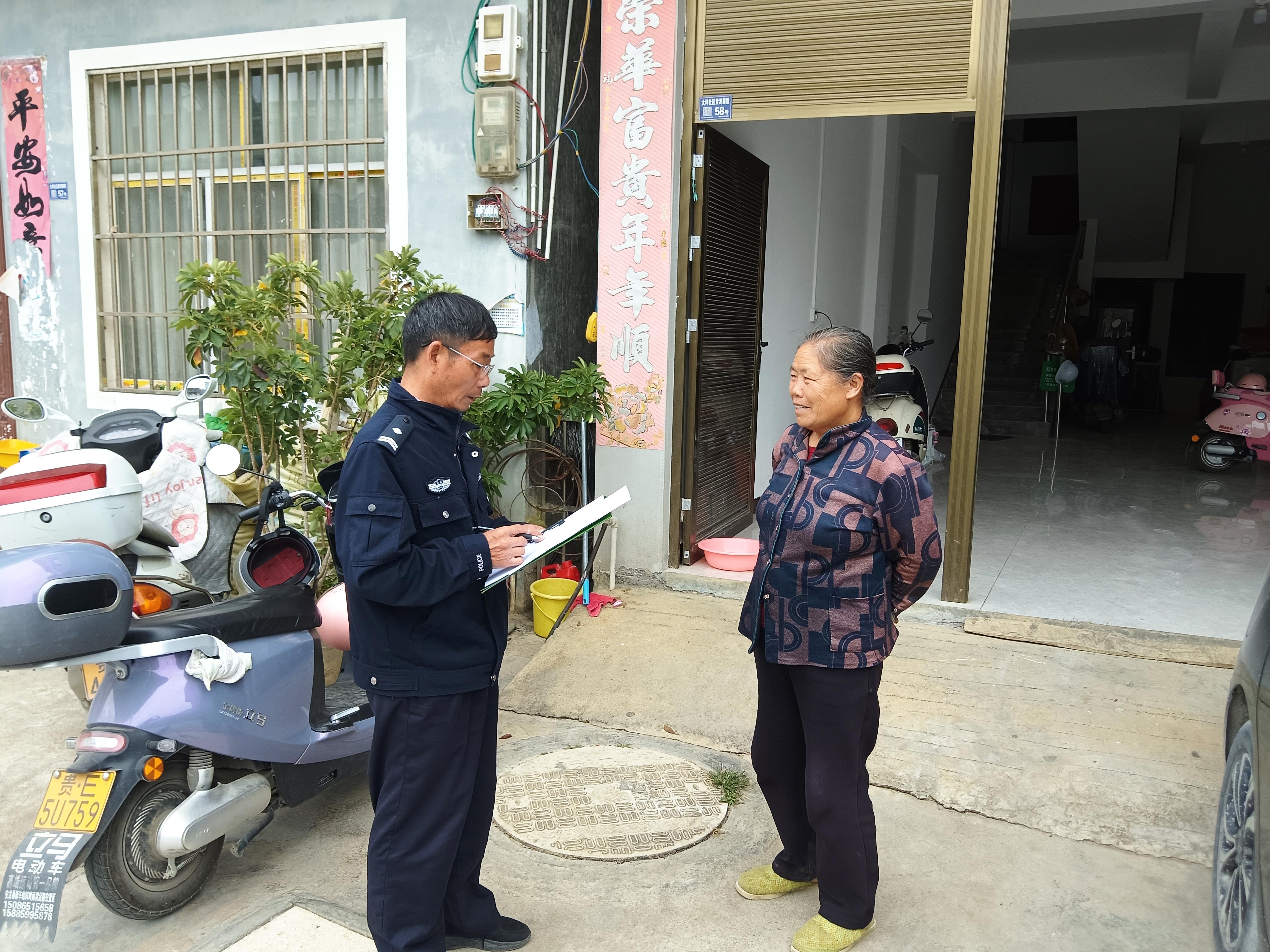 走訪群眾.jpg 走訪群眾.jpg