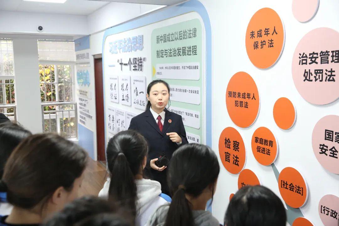 學(xué)生們參觀法治文化長(zhǎng)廊.jpg