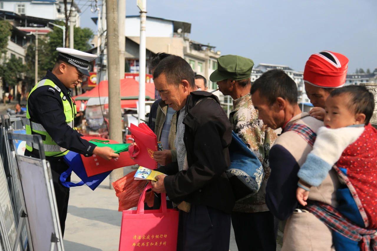 民警向群眾發(fā)放宣傳手冊(cè).jpg 民警向群眾發(fā)放宣傳手冊(cè).jpg