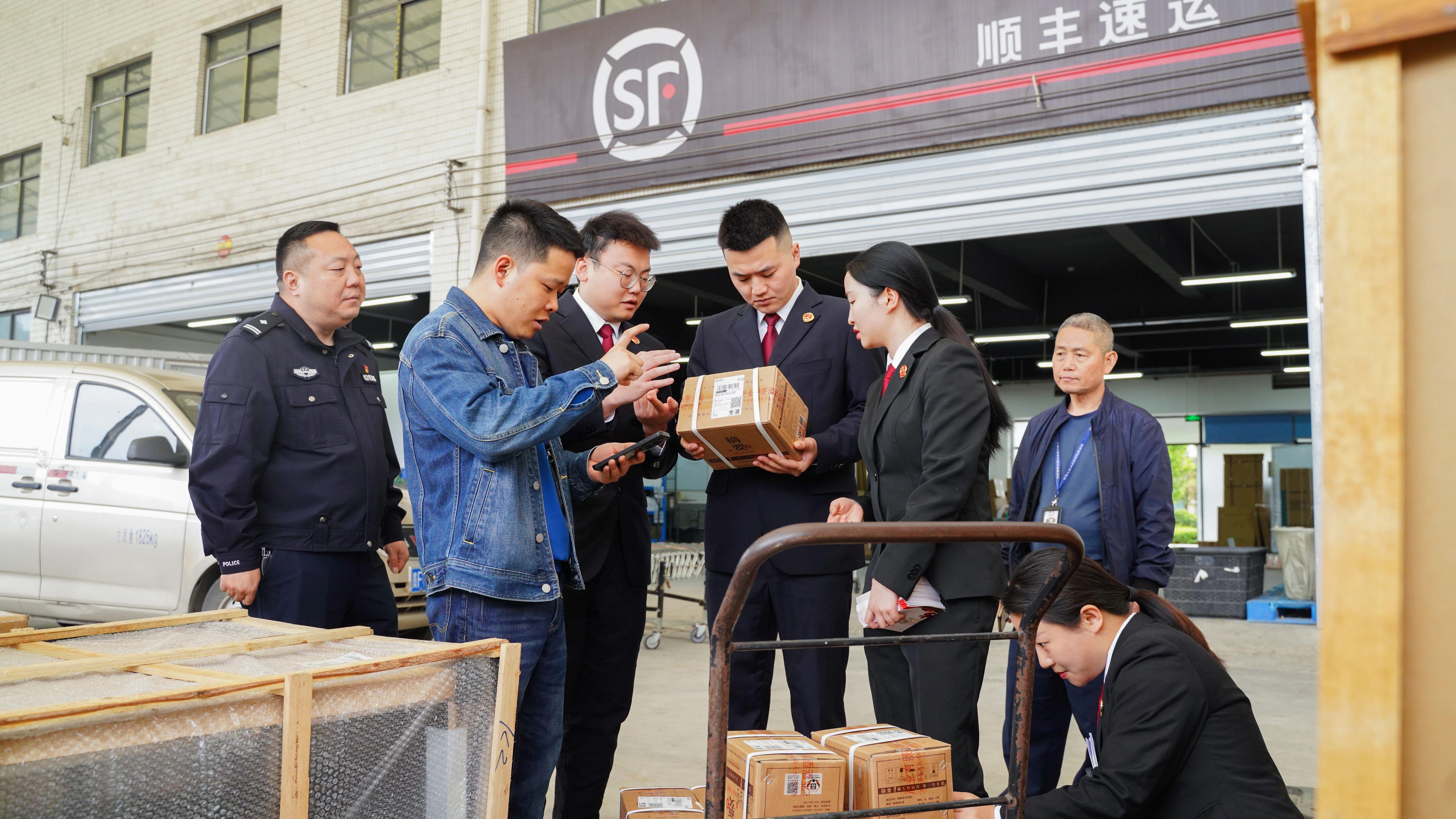 聯(lián)動(dòng)普法護(hù)“知產(chǎn)” 貴州金沙多部門(mén)助力行業(yè)健康發(fā)展