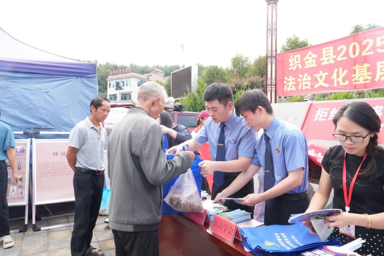 檢察干警為群眾發(fā)放宣傳資料.jpg 檢察干警為群眾發(fā)放宣傳資料.jpg