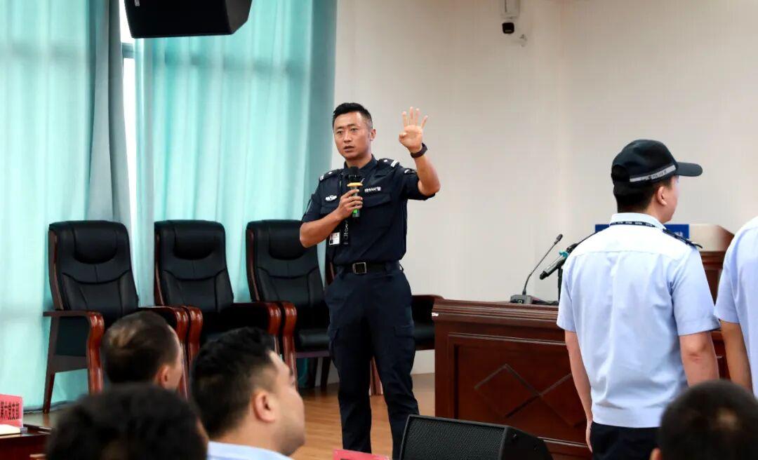 李坪陽：警旗下的堅(jiān)守與引路