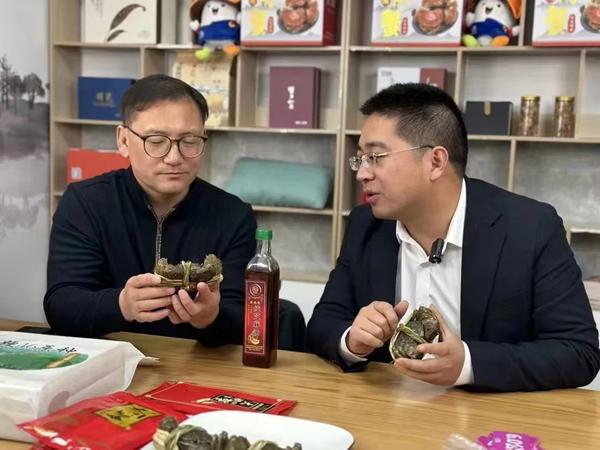 馬恒宏正在進(jìn)行電商直播。雙游村供圖