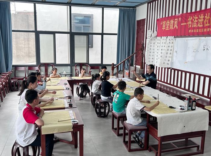 在草圣書鄉(xiāng)，本土?xí)ɡ蠋熣谥笇?dǎo)青少年學(xué)習(xí)書法。林瑛攝