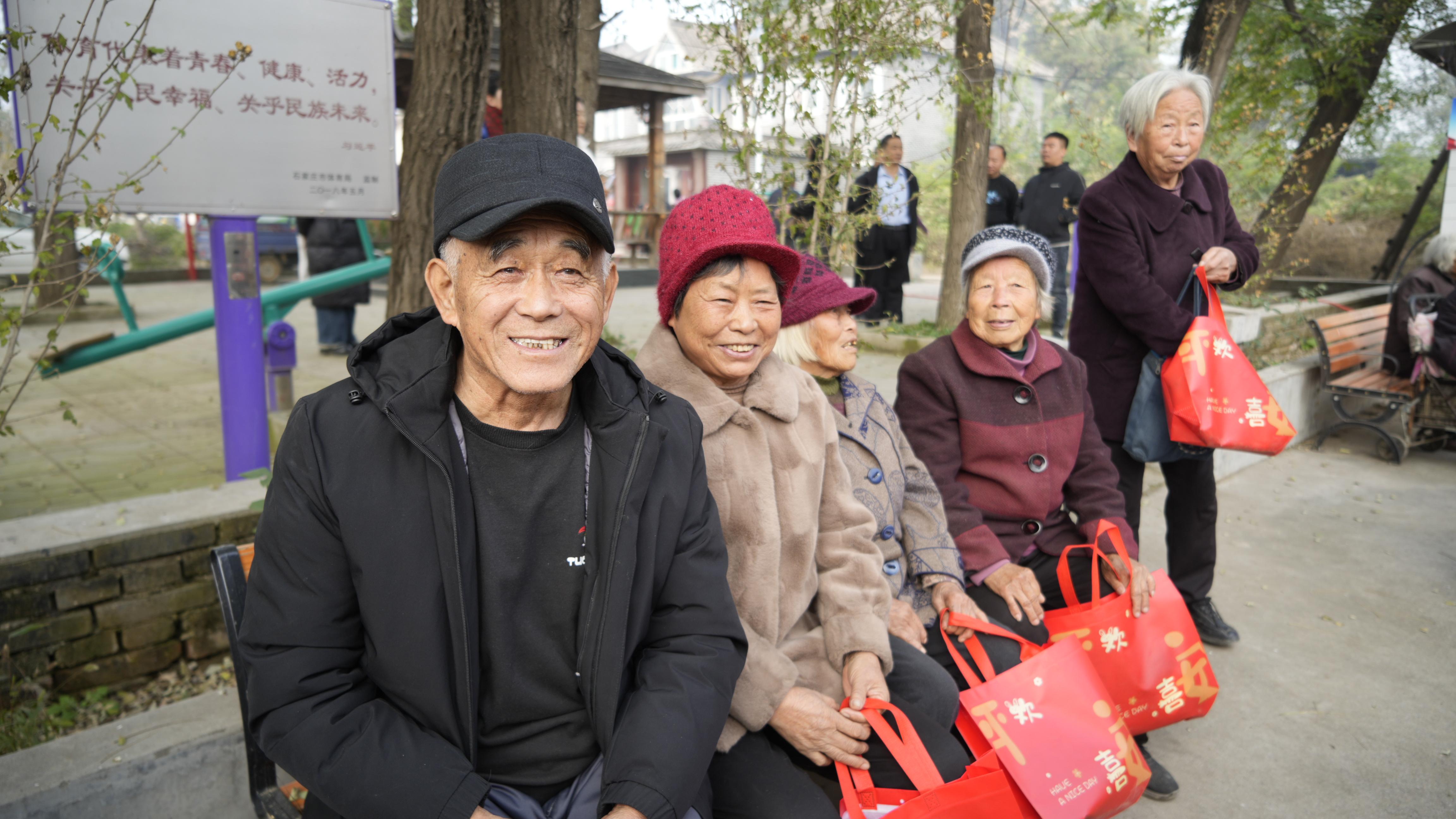 為65歲以上老人發(fā)放愛心禮包1.jpg 為65歲以上老人發(fā)放愛心禮包1.jpg