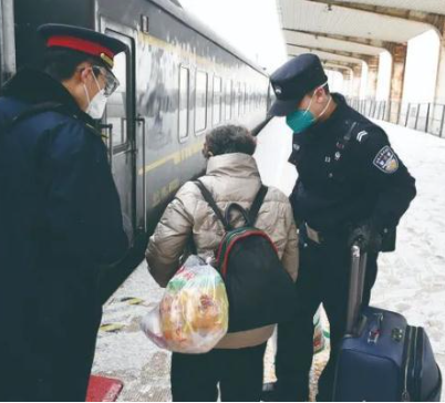 10年后，他戴上了父親的警號，開啟了第一次春運執(zhí)勤