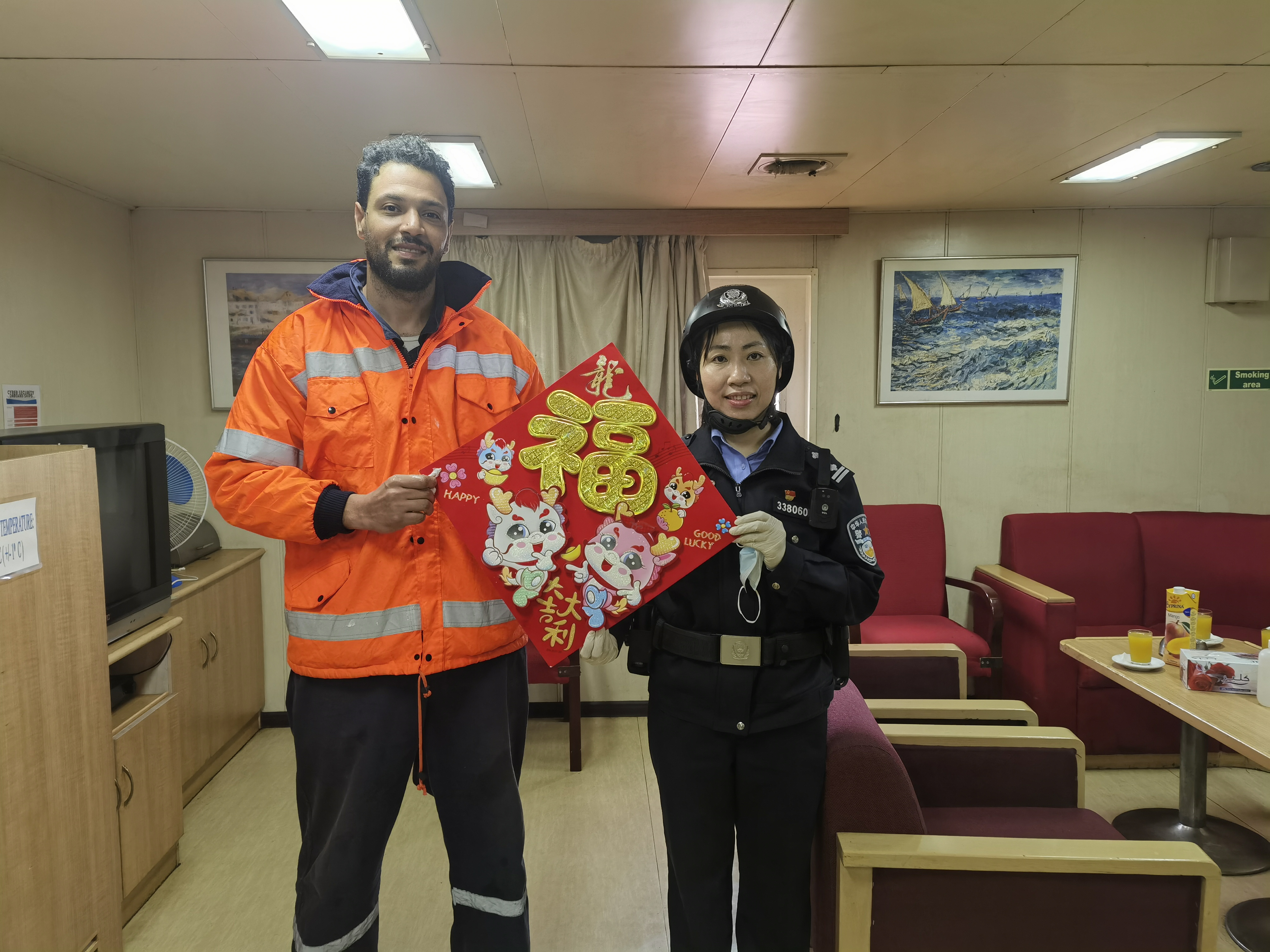 圖三為執(zhí)勤民警陳嬌外籍船舶為船員送祝福賀新春。.jpg