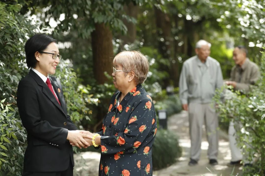 法官白云與當(dāng)事人在一起。.jpg