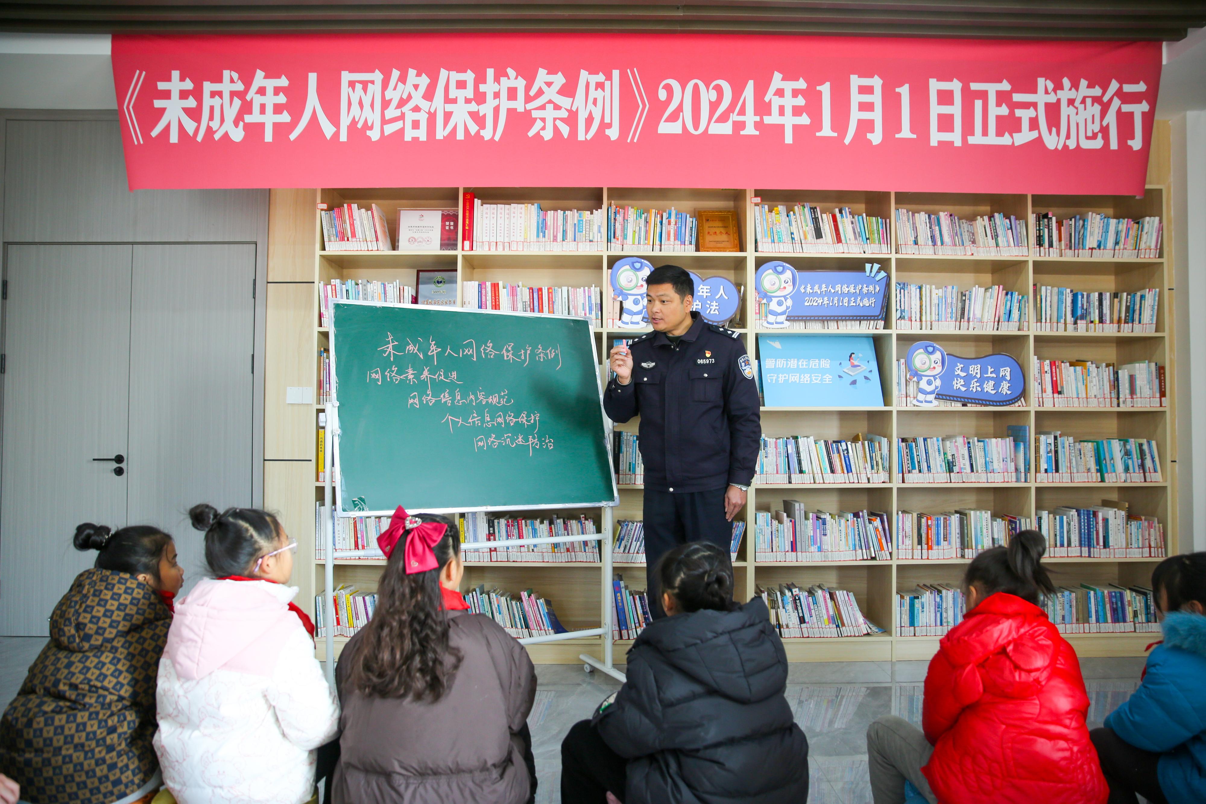 2024年1月1日，在江蘇南通如皋市城南街道新華社區(qū)農(nóng)家書屋內(nèi)，網(wǎng)絡(luò)普法志愿者向?qū)W生講解《未成年網(wǎng)絡(luò)安全保護(hù)條例》相關(guān)內(nèi)容。.jpg