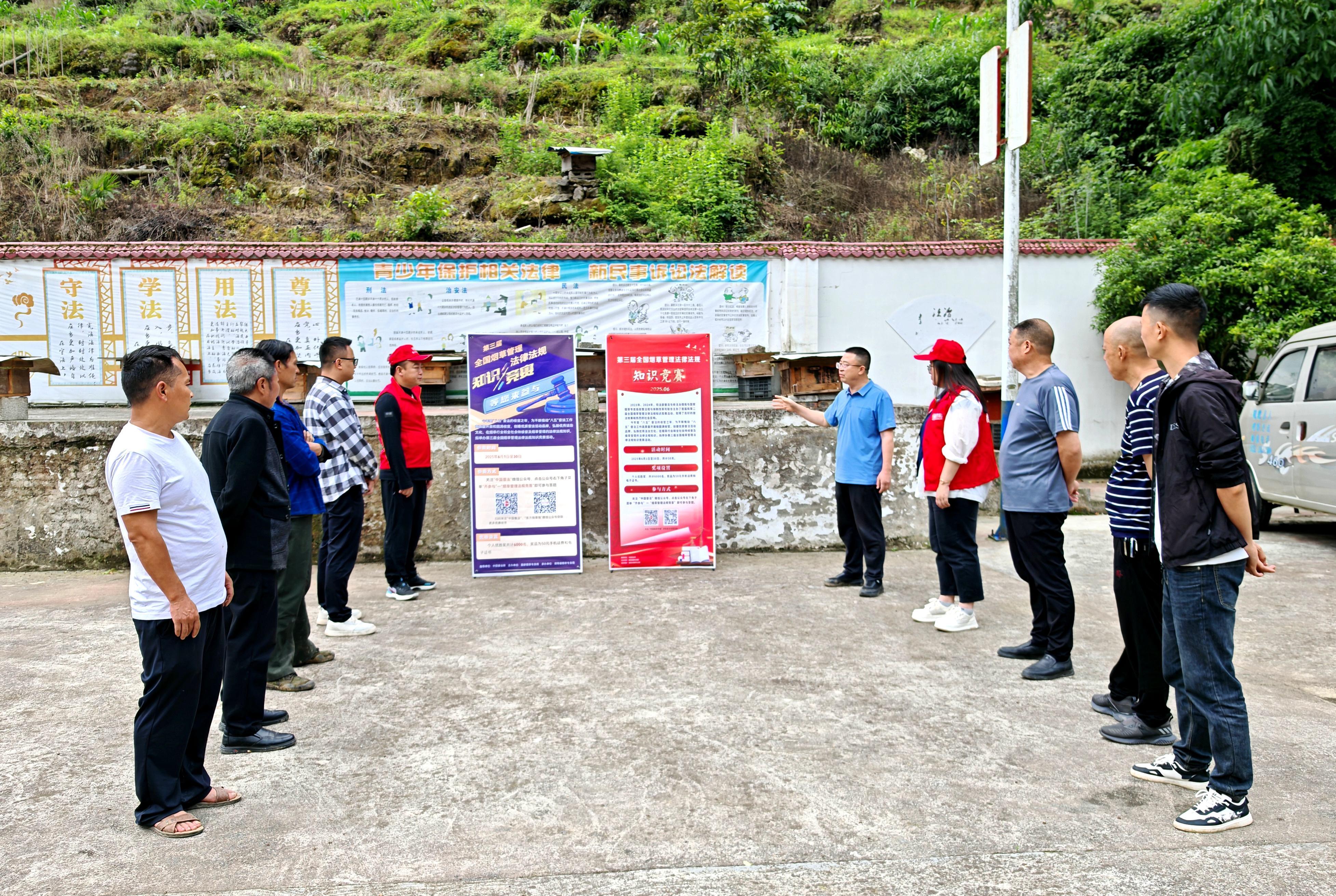 到鄉(xiāng)村開展普法宣講，發(fā)動(dòng)社會(huì)公眾參與競(jìng)賽答題.jpg