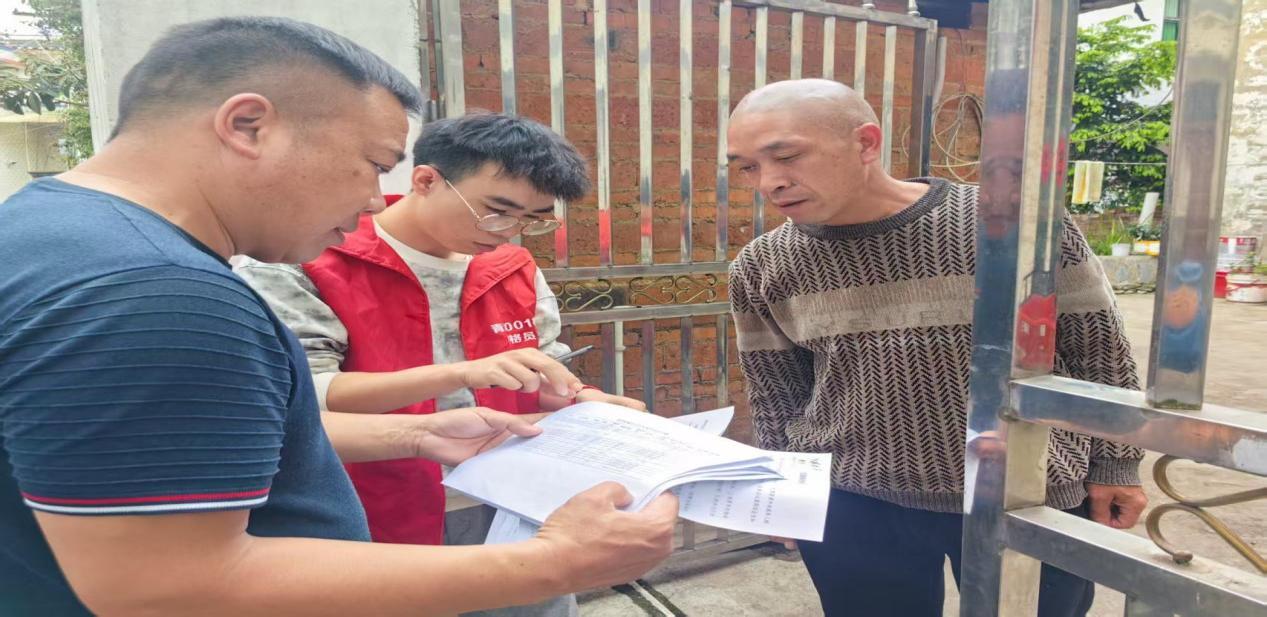 龍井村村兩委及網(wǎng)格員入戶(hù)給村民宣傳未成年人防溺水，電信詐騙等內(nèi)容.jpg