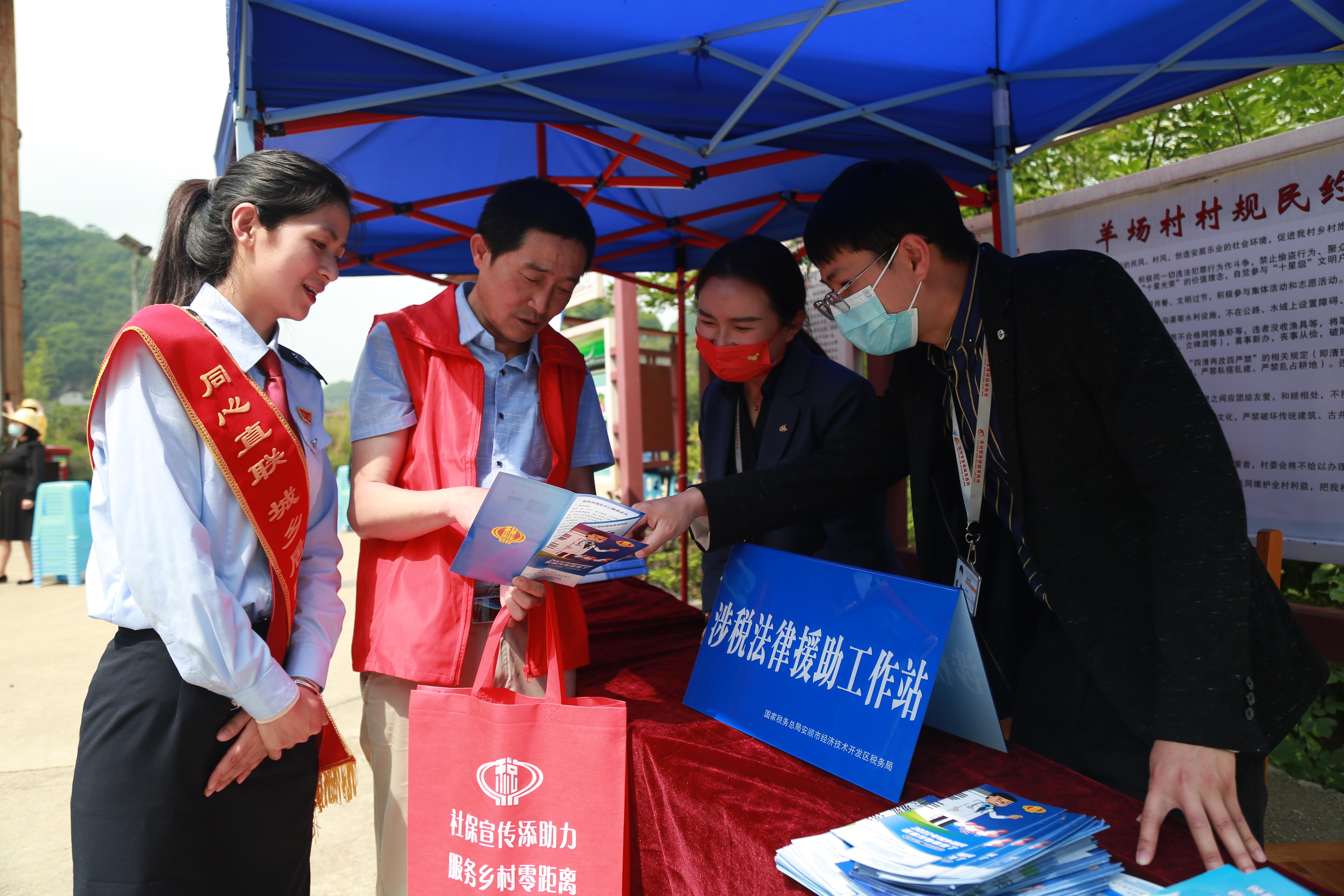 以青年稅務干部為主體，打造“鄉(xiāng)村振興助農(nóng)服務隊”，走進鄉(xiāng)村、農(nóng)業(yè)合作社提供發(fā)票代開指導、社保繳費宣傳、涉稅政策咨詢等稅費服務。.jpg