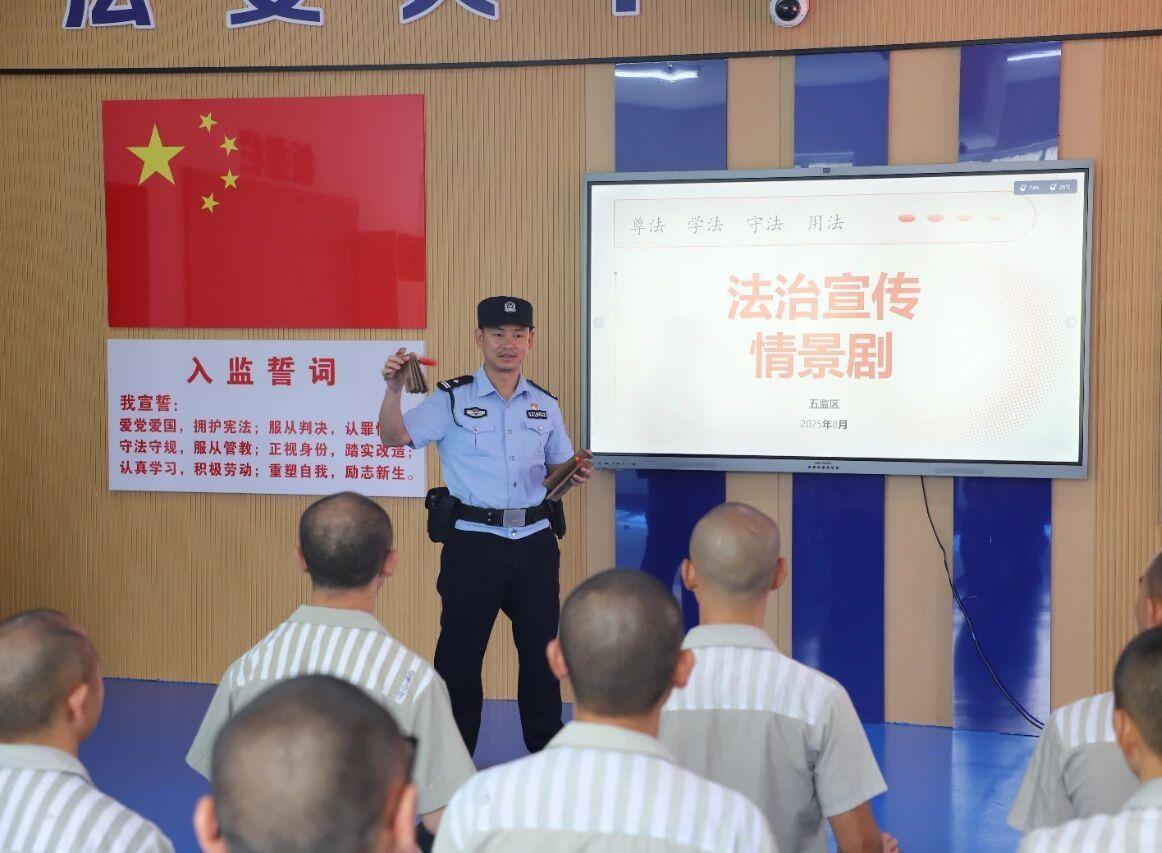 民警指導(dǎo)編排情景劇.jpg